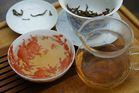 thé et céramique : coupe en porcelaine avec couverte rouge de fer