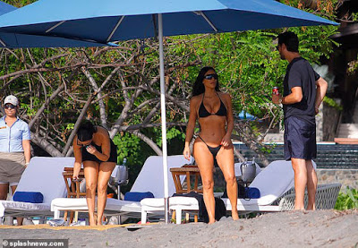 Kim  Kardashian Flaunts her sexy curves on family holiday