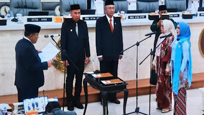 Taufik Hidayat  Mengambil Sumpah Rita Sari Puspita dan Endah Suwarni Jadi Anggota DPRD Jabar  Sisa Masa Jabatan
