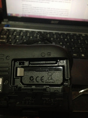 Cara membuka penutup memory card kamera DSLR Canon 1100D