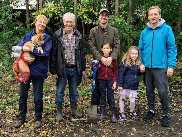 Photo of MEOTRA residents (of all ages) at a previous woodland bulb session