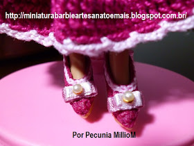 Roupa de Época de Crochê Para Bonecas Barbie Com Sombrinha Aberta e Chapéu Com Penas Por Pecunia MillioM 7