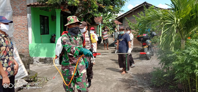 Babinsa Dan Babinkamtibmas Gencarkan Penyemprotan Disinfektan Secara Berkala