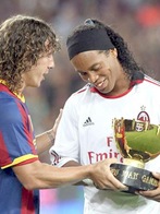 Ronaldinho_Puyol_recebe taça em homenagem