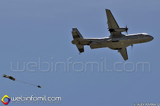 Paracaidista saltando desde un avión CASA C-295 de la Fuerza Aérea Colombiana.