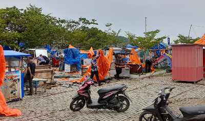 Lapak Pkl Bantuan Bank Nagari Painan Porak-Poranda Diterjang Badai