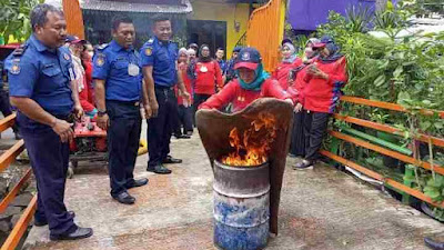 Damkar Cengkareng melakukan Sosialisasi dan Simulasi di Seketariat RW 003 Kelurahan Kapuk