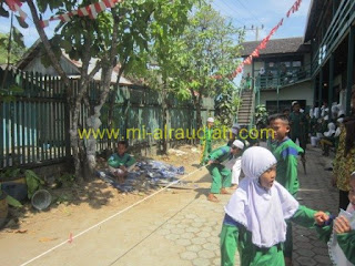 Lomba Tarik Tambang MI Al Raudlah