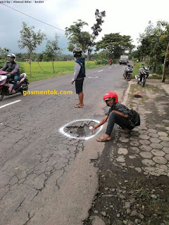 aksi solidaritas tim aspal kediri di jalan raya - gasmentok.com