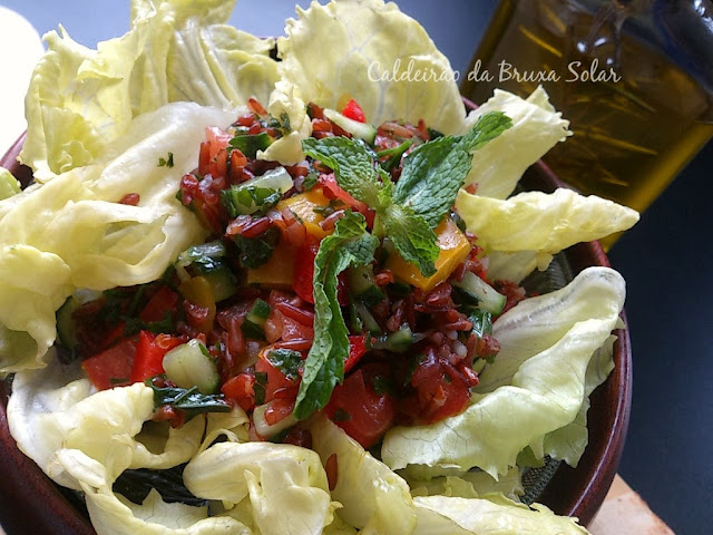 Saladinha refrescante com arroz vermelho