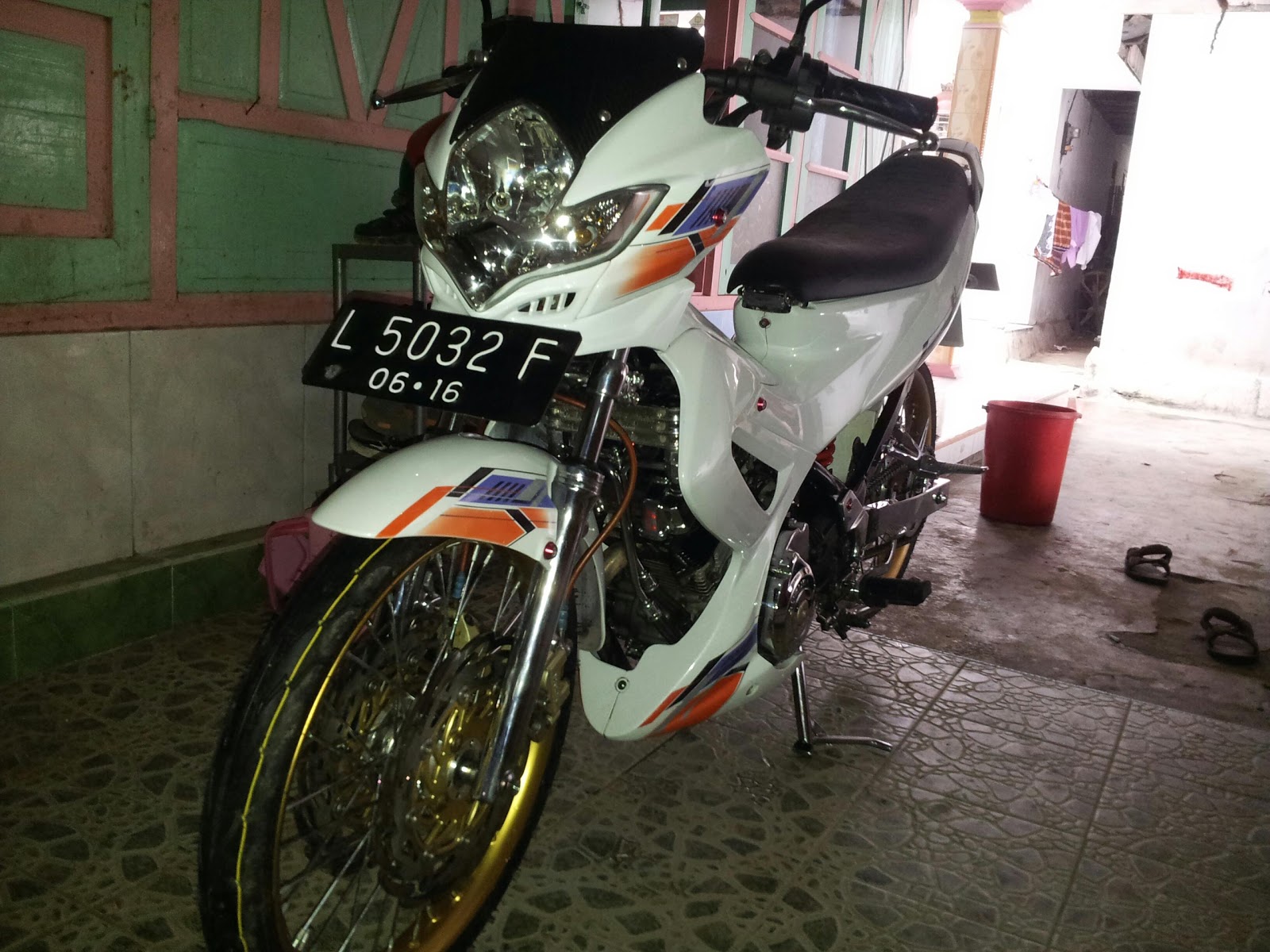 Ini Dia Modif Satria F 150 Warna Putih Ala Aciz Gulaly Aciz