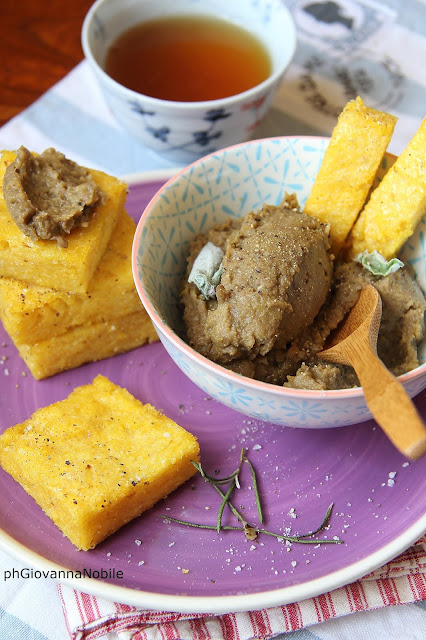 Paté di lenticchie con quadrotti di polenta croccante