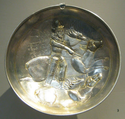 Imagen: Placa de plata y oro que representa al gobernante sasánida Sapor II