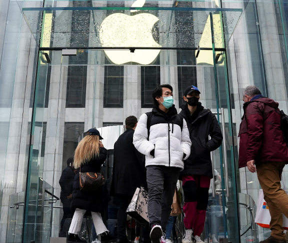Teens in masks steal iPhones and iPads from US Apple stores