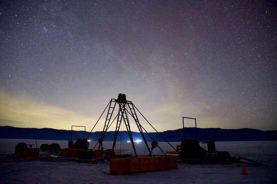 Scienziati russi installano telescopio nel lago Baikal