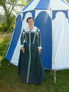 http://evashistoricalcostumes.blogspot.com/p/a-16th-century-italian-sottana-in-shot.html