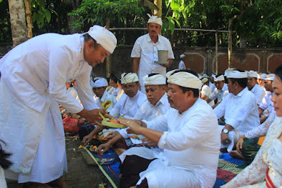 PEMKAB JEMBRANA HATURKAN BAKTI PENGANYAR DI PURA LUHUR GIRI SALAKA ALAS PURWO