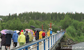 Мост через реку Умба. Ход православных верующих