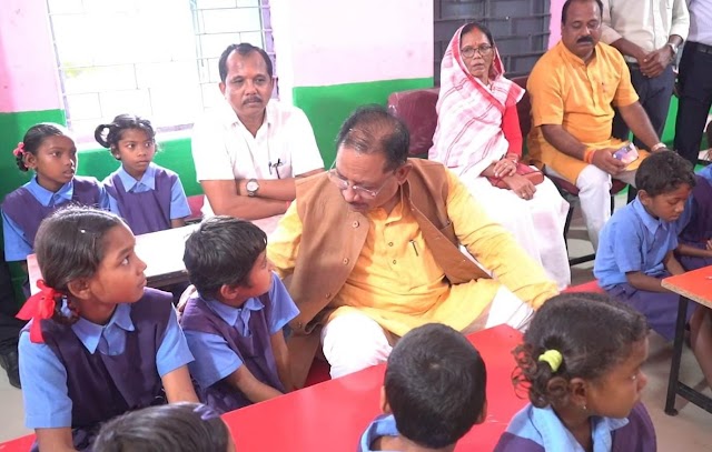  कक्षा में बच्चों संग बैठे मुख्यमंत्री, बोले – पढ़ाई को बनाएं मजेदार