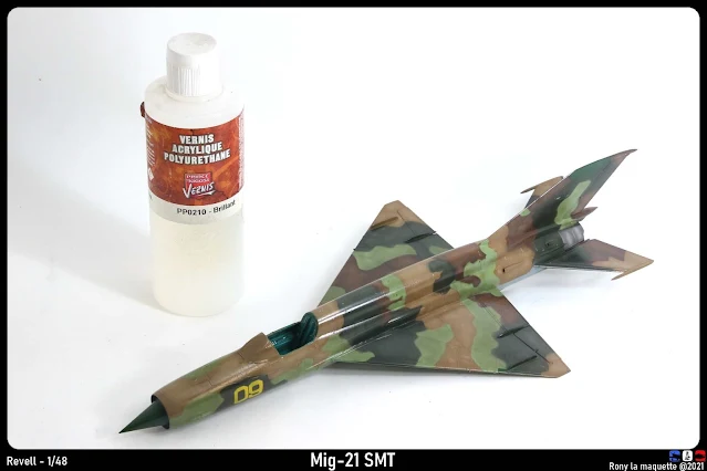 Vernis brillant du Mig-21 SMT de Revell au 1/48.