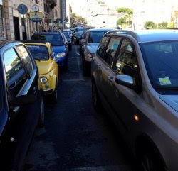 denunciare auto in divieto su Twitter