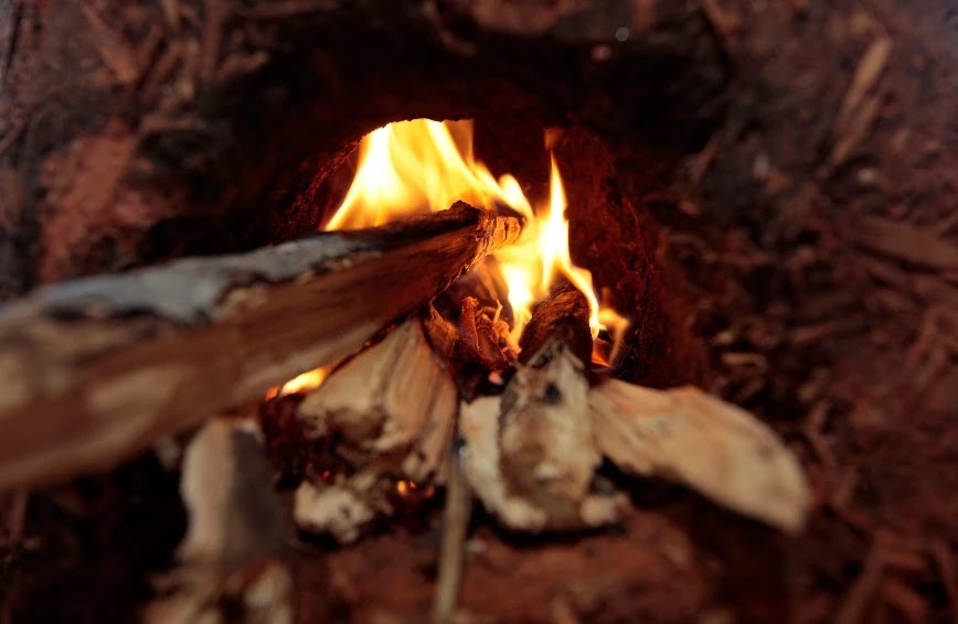 Καίει τούβλα από… κακά στη σόμπα για να ζεσταθεί