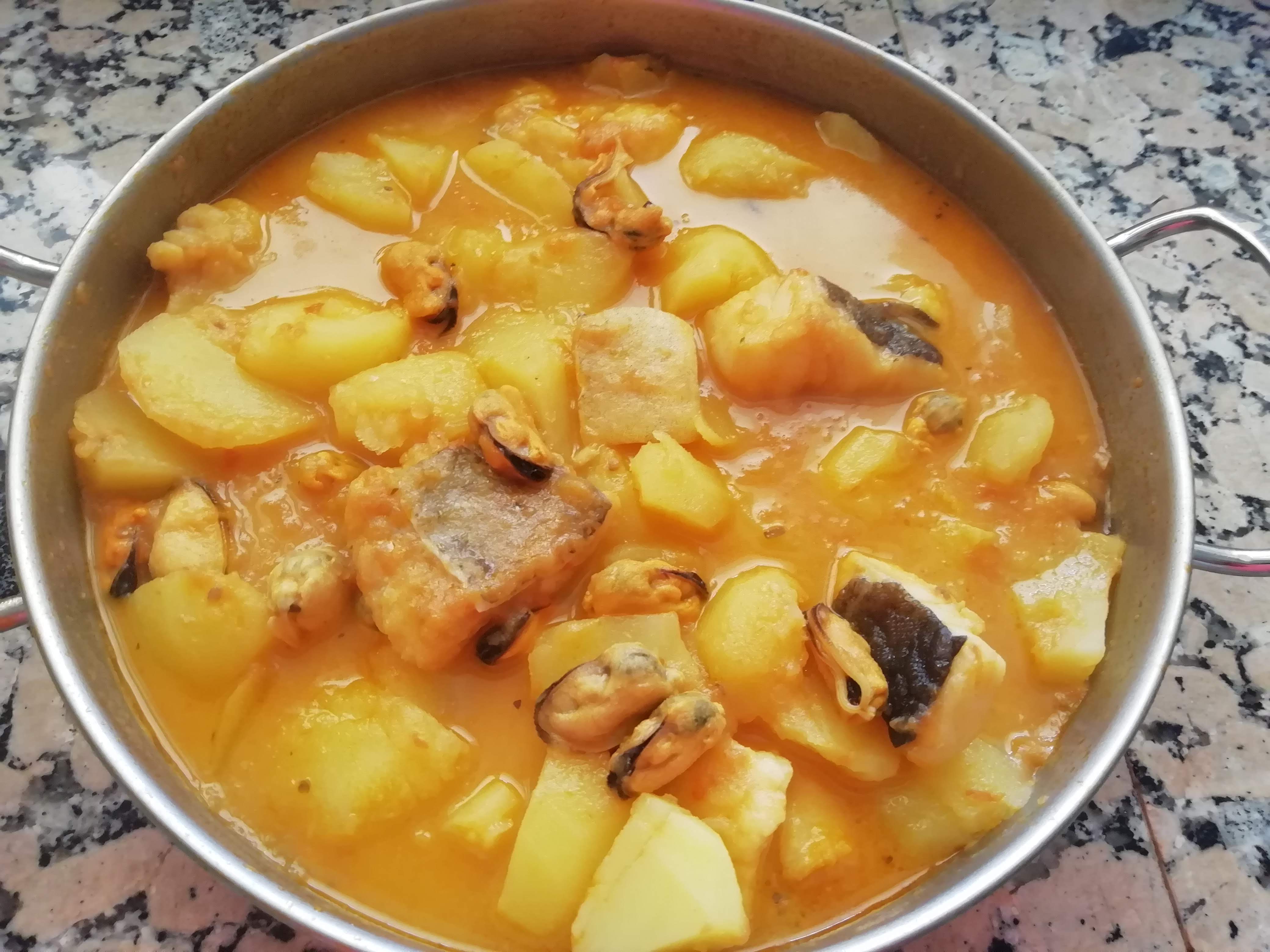 Patatas guisadas con bacalao y mejillones