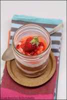 Verrine de rhubarbe biologique, yogourt à la vanille et fraises à la fleur d'oranger