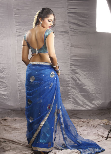 Anushka hot saree