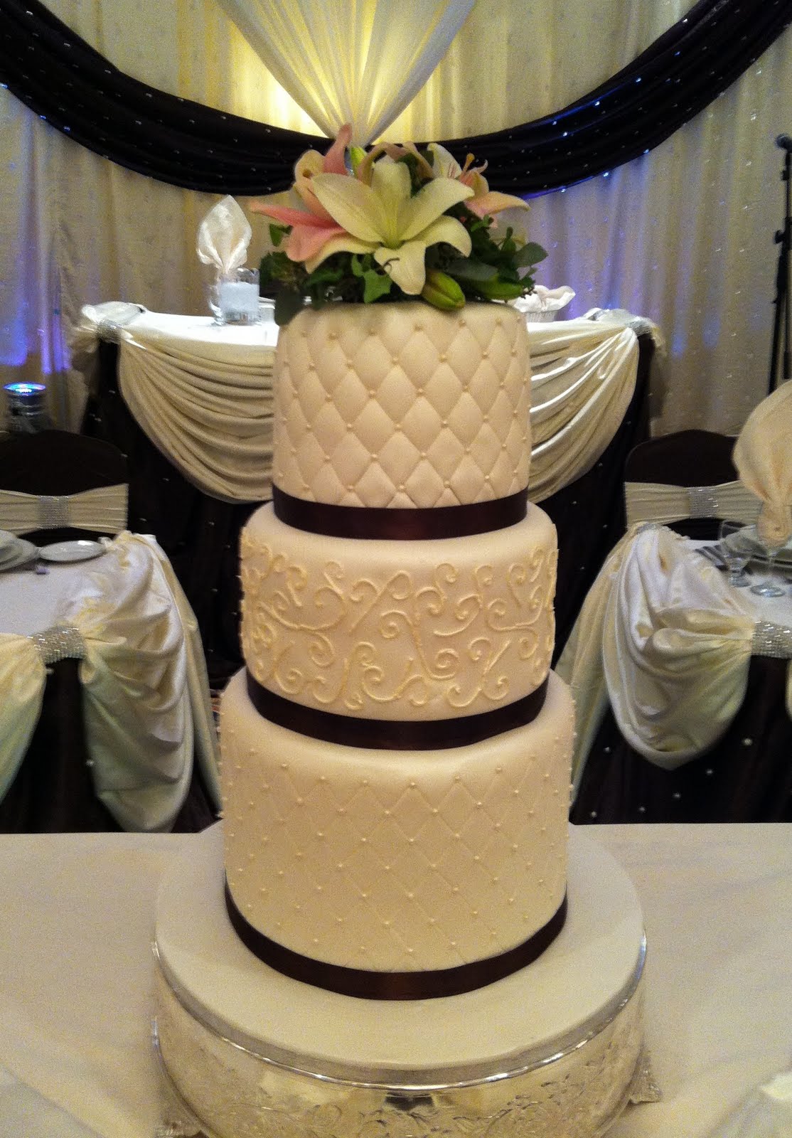 Elegant Wedding Cake/Brampton