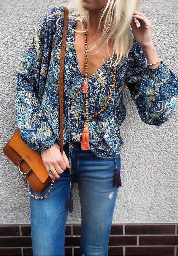 cool boho outfit idea: top + bag + jeans