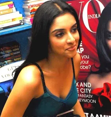 Asin sizzling tempting Image Cleavage Pics