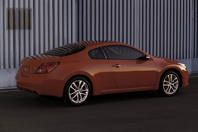 Nissan Altima Coupe 2010 - Rear Side