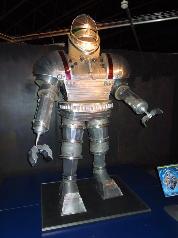 Hollywood Movie Costumes and Props: Giant K-1 Robot and ...