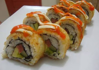 Sushi merupakan makanan khas jepang yang terkenal dan disukai banyak orang. Rasanya yang khas apalagi ditunjang dengan presentasinya yang indah, ada yang roll ataupun nigiri. Porsinya yang kecil membuat sushi cocok dijadikan menu santapan ataupun camilan. Nah, bicara tentang sushi kali ini Resep Kita Bersama menyiapkan Resep Sushi Roll Goreng Enak dan Lezat.  Bagi sahabat Resep Kita Bersama yang gemar menyantap sushi dan ingin mencoba membuat Sushi Roll Goreng sendiri di rumah sesuai dengan selera sahabat, sehingga tidak perlu mengeluarkan biaya yang cukup mahal untuk menyantap sushi di restoran Jepang, silahkan ikuti terus artikel kali ini yang akan membahas mengenai cara membuat sushi berikut ini :