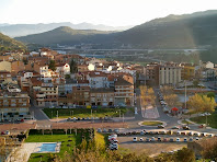 Vista de Puig-reig amb la carpa de la xocolata desfeta a la dreta des de la vessant oriental del Serrat de l'Oca