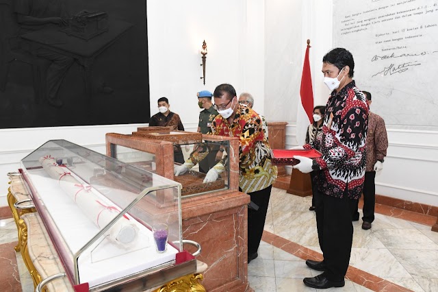 Naskah Asli Teks Proklamasi Kembali Disandingkan dengan Bendera Pusaka  