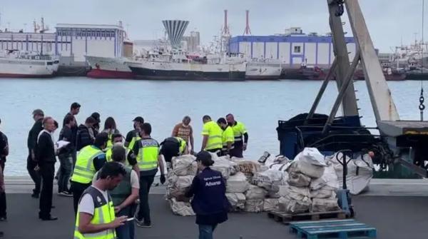 اسبانيا تحجز سفينة بعلَم افريقي محملة بأطنان من الكوكايين مخبأة بطريقة ذكية (فيديو)