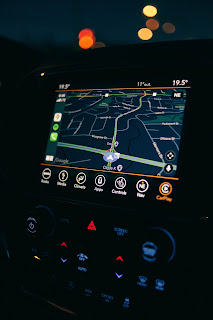 GPS-skjerm i en bil viser et kart