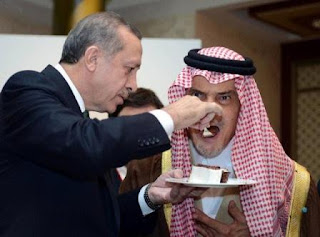 أردوغان يطعم سعود الفيصل الكيك بيديه