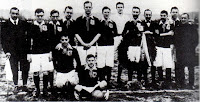 SELECCIÓN DE PAÍSES BAJOS. Temporada 1911-12. H. J. Willing (juez de línea), Jan Vos, Nol van Berckel, Constant Feith, Jan Thomée, John Heijning, Just Göbel, Bok de Korver, John Thomas Howcroft (árbitro), Arnold Hörburger, Jan van Breda Kolff, Edgar Chadwick (entrenador). Mannes Francken, Gé Fortgens. SELECCIÓN DE PAÍSES BAJOS 5 SELECCIÓN DE ALEMANIA 5. Domingo 24/03/1912. Partido internacional amistoso. Zwolle, Países Bajos, ZAC Platz Veeralle-Stadion: 10.000 espectadores. GOLES: 1-0: 5’, Jan Thomée. 1-1: 13’, Gottfried Fuchs. 1-2: 14’, Julius Hirsch, 1-3: 31’, Julius Hirsch. 2-3: 34’, Mannes Francken. 3-3: 47’, Mannes Francken. 4-3: 53’, Jan Thomée. 5-3: 66’, Max Breunig, en propia meta. 5-4: 75’, Julius Hirsch. 5-5: 79’, Julius Hirsch.