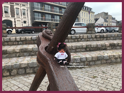 kiki monchhichi fécamp normandie plage galet falaise toys life