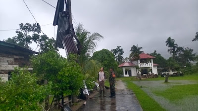 Babinsa Ranai Kota: Dihantam Angin Kencang, Atap Rumah Warga Ambruk