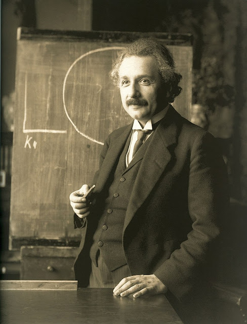 Albert Einstein – Nhà vật lý lý thuyết người Đức, được công nhận là một trong những nhà vật lý vĩ đại nhất mọi thời đại