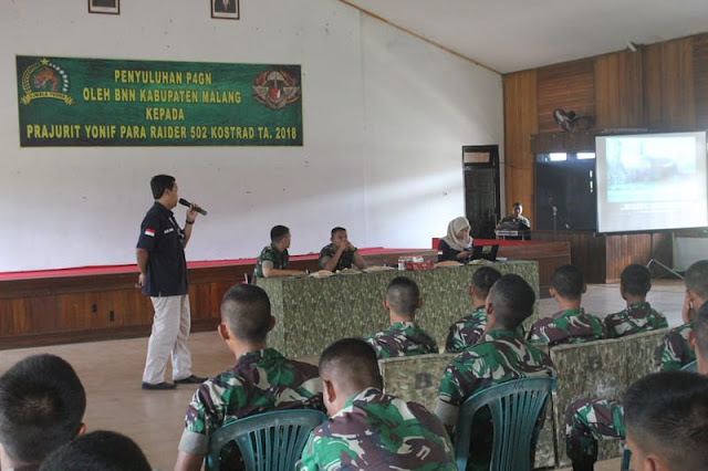   Prajurit Yonif Para Raider 502 Kostrad Terima Penyuluhan P4GN