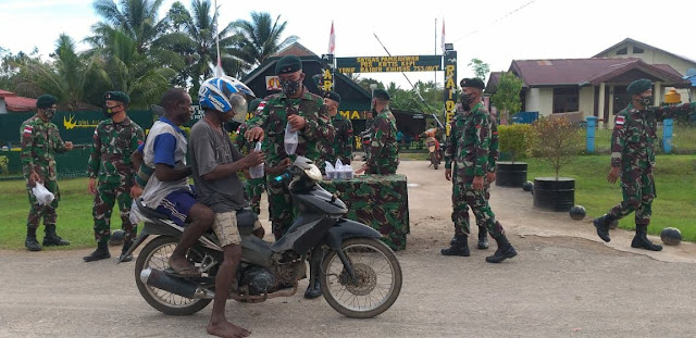 Satgas TNI Yonif 756 WMS Bagikan Takjil Untuk Berbuka Puasa di Kepi