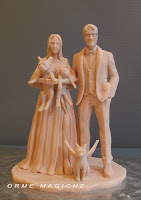 Foto della fase di work in progress della scultura di un cake topper personalizzato con sposi e animali. Scultura realizzata a mano da Orme Magiche