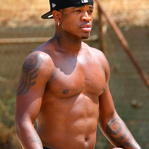 Foto do cantor Ne-Yo sem camisa