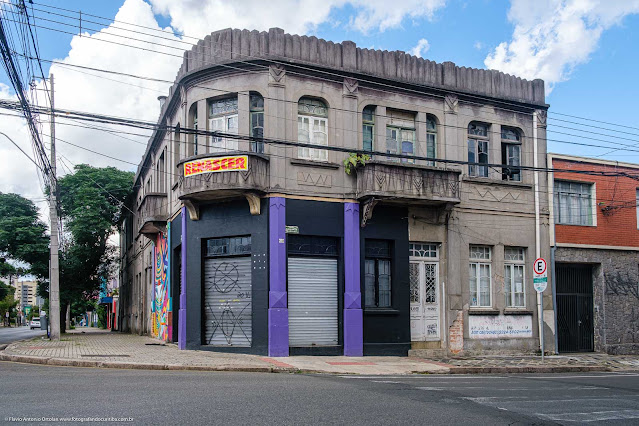 Predinho com traços do art déco na esquina das ruas Saldanha Marinho com Brigadeiro Franco