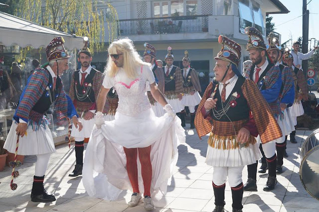 Με σάτιρα, και πειράγματα, αναβίωσαν οι «Μωμόγεροι» στο Ωραιόκαστρο